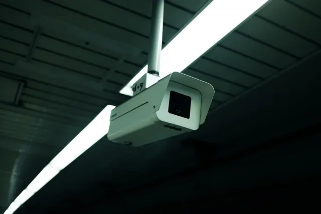 Camera quay ban hàng đặt ở đâu cho thấy rõ mặt quầy
