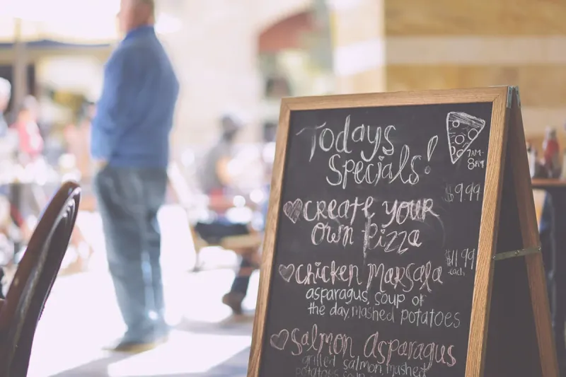 Menu giấy hay menu QR cho quán ăn nhỏ hiện nay
