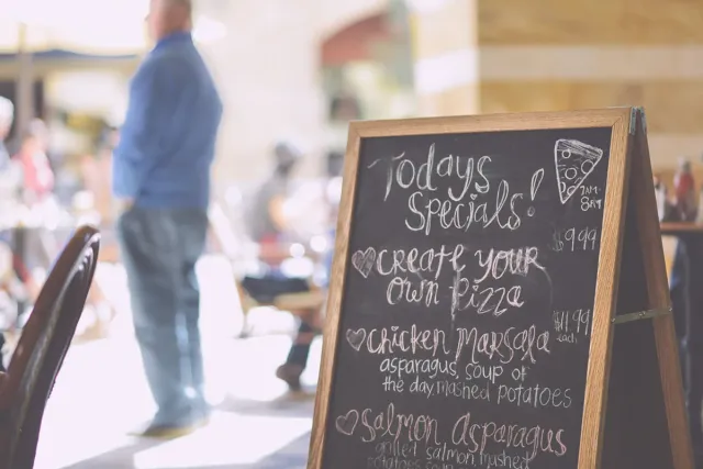 Menu giấy hay menu QR cho quán ăn nhỏ hiện nay